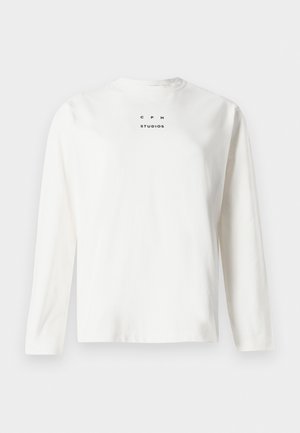 Langärmliges weißes T-Shirt aus Baumwolle, mit Rundhalsausschnitt und aufgedrucktem schwarzen Text "C P H STUDIOS" auf der Vorderseite.