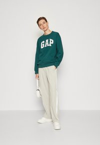 GAP HERITAGE CREW - Sudadera - june bug