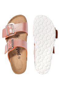 Sandali in pelle rosa con due cinghie regolabili e fibbie argentate. Sottopiede in sughero e suola esterna in gomma bianca testurizzata.