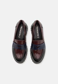 Chaussures slip-on bourgogne et marine avec une finition brillante, semelle extérieure noire texturée et sangle décorative à l'avant. Taille 37.
