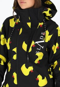 Zwarte waterdichte jas met een gele rubberen eend patroon, rits aan de voorkant, hoge kraag en een verstelbare trekkoord capuchon.