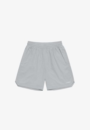 Shorts de sport gris clair avec taille élastique, poches latérales et petit logo blanc sur l'ourlet inférieur gauche.