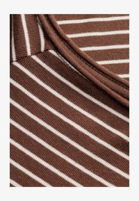 No seleccionado, chestnut brown stripe