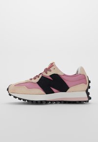 Sneaker med en övre delen i rosa och svart, tillverkad av mocka och tyg, med en tjock vit mellansula och en texturerad svart yttersula.