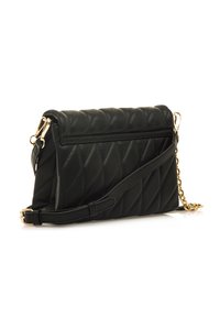 Bolso de mano de cuero negro acolchado con forma rectangular, herrajes dorados y una correa de hombro desmontable que incluye un acento de cadena.