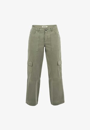 Pantalones cargo color caqui hechos de una mezcla de algodón. Cuentan con dos grandes bolsillos laterales, dos bolsillos frontales y un ajuste recto y relajado con detalles de costura.