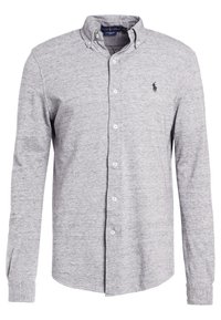 Szara bawełniana koszula z długim rękawem i kołnierzykiem zapinanym na guziki, z małym haftowanym logo na lewej piersi oraz z przodu zapinana na guziki.