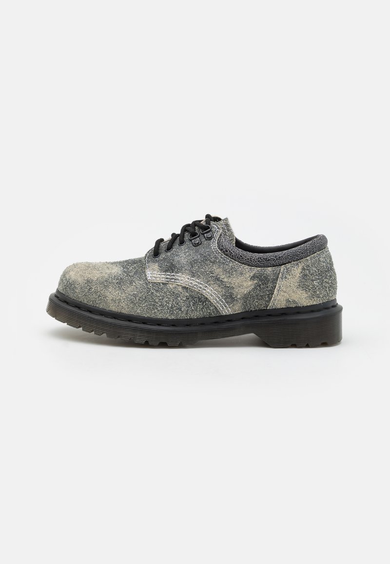 Sznurowane buty z teksturowanej szarej tkaniny z czarnymi akcentami, grubą gumową podeszwą i białymi detalami przeszycia. Okrągły kształt przodu.
