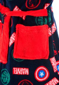 Accappatoio in pile di colore blu navy con accenti rossi, dotato di cintura, tasca con pattina e decorato con motivi di logo e simboli Marvel.