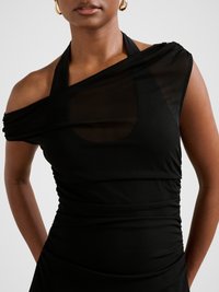 Melnas krāsas haltera kakla kleita ar caurspīdīgu pārklājumu, rūtainu tekstūru un atvērtu plecu dizainu. Gluda materiāla un formu pieguļošs siluets.