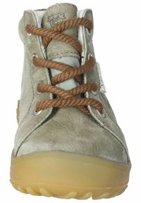 Zelené semišové boty s hnědými šňůrkami, zaoblenou špičkou a flexibilní, průhlednou gumovou podrážkou. Obsahují očko a logo blízko horní části.