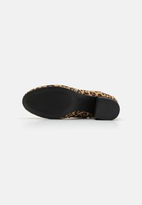 Chaussure à talon haut en imprimé léopard avec un dessus texturé, semelle en caoutchouc noir et un design à bout pointu. Finition lisse et motif distinct.