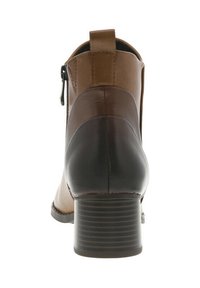 Bottines en cuir marron et noir avec un talon texturé, fermeture éclair sur le côté et panneaux contrastants. Fini lisse avec un design à talon empilé.