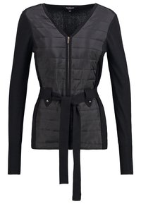 Svart långärmad jacka med quiltade frampaneler, V-ringning, framdragkedja och tygbälte knutet vid midjan.