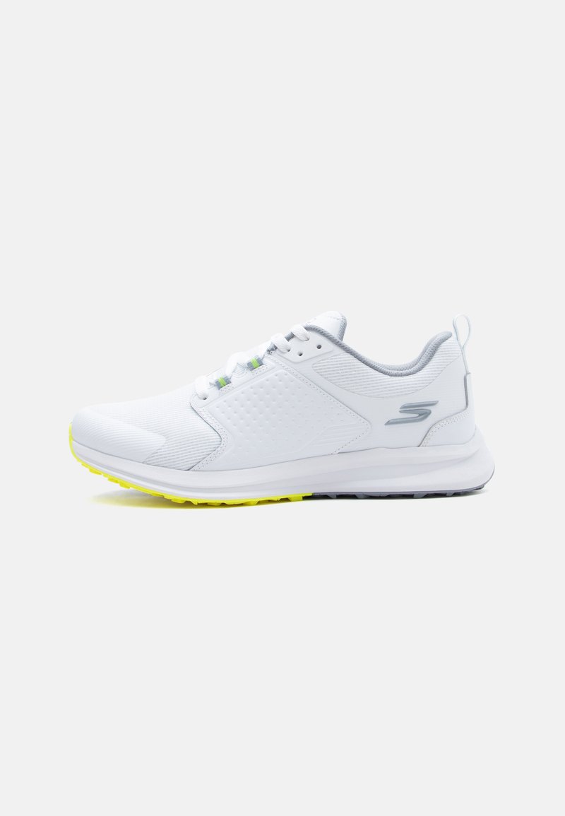 Λευκό αθλητικό παπούτσι με γκρι λεπτομέρειες, επάνω μέρος από πλέγμα, λογότυπο στη φτέρνα, κλείσιμο με κορδόνια και κίτρινη σόλα με σχέδιο, σε απλό φόντο.