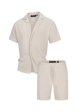 Knopenoverhemd met korte mouwen en bijpassende short in lichtbeige geribd materiaal. Heeft een kraag en een elastische tailleband met trekkoord.