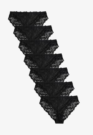 Hét fekete csipkés bikini stílusú bugyi, virágmintákkal és hullámos szélű szegéllyel, függőlegesen rendezve, fehér háttéren.