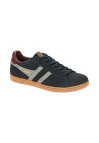 Sneaker in suede blu scuro con strisce grigie, tacco bordeaux e suola in gomma naturale. Presenta un design con lacci e dettagli del logo in oro.