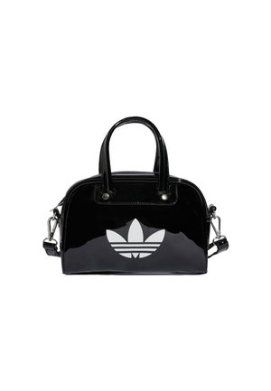 Błyszcząca czarna torebka z dwoma uchwytami i odpinanym paskiem, z dużym białym logo Adidas trefoil z przodu.
