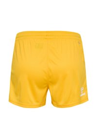 Pantalones cortos deportivos amarillos hechos de una tela ligera con una cintura elástica, que presentan un logo blanco y una textura suave.