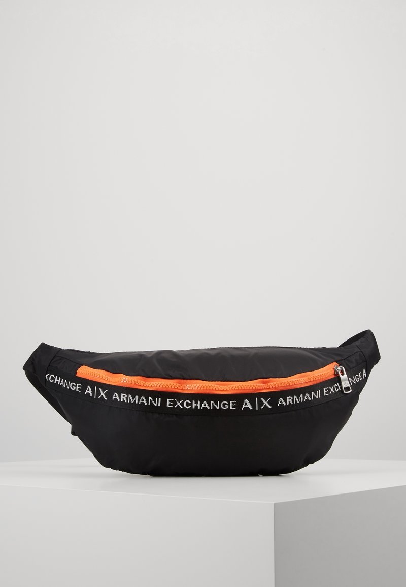 Banane noire Armani Exchange avec fermeture éclair orange et sangle brandée affichant le texte "Armani Exchange A|X" en blanc.