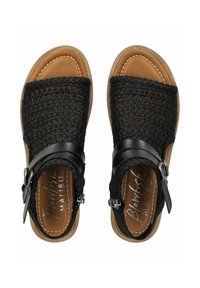 Czarne plecione sandały z otwartym czubkiem, z regulowanym paskiem, brązową wkładką i teksturowaną podeszwą.