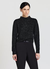 Schwarzer flauschiger Pullover mit hohem Kragen, langen Ärmeln und kurzem Schnitt. Weiche Textur mit leicht schimmerndem Finish.