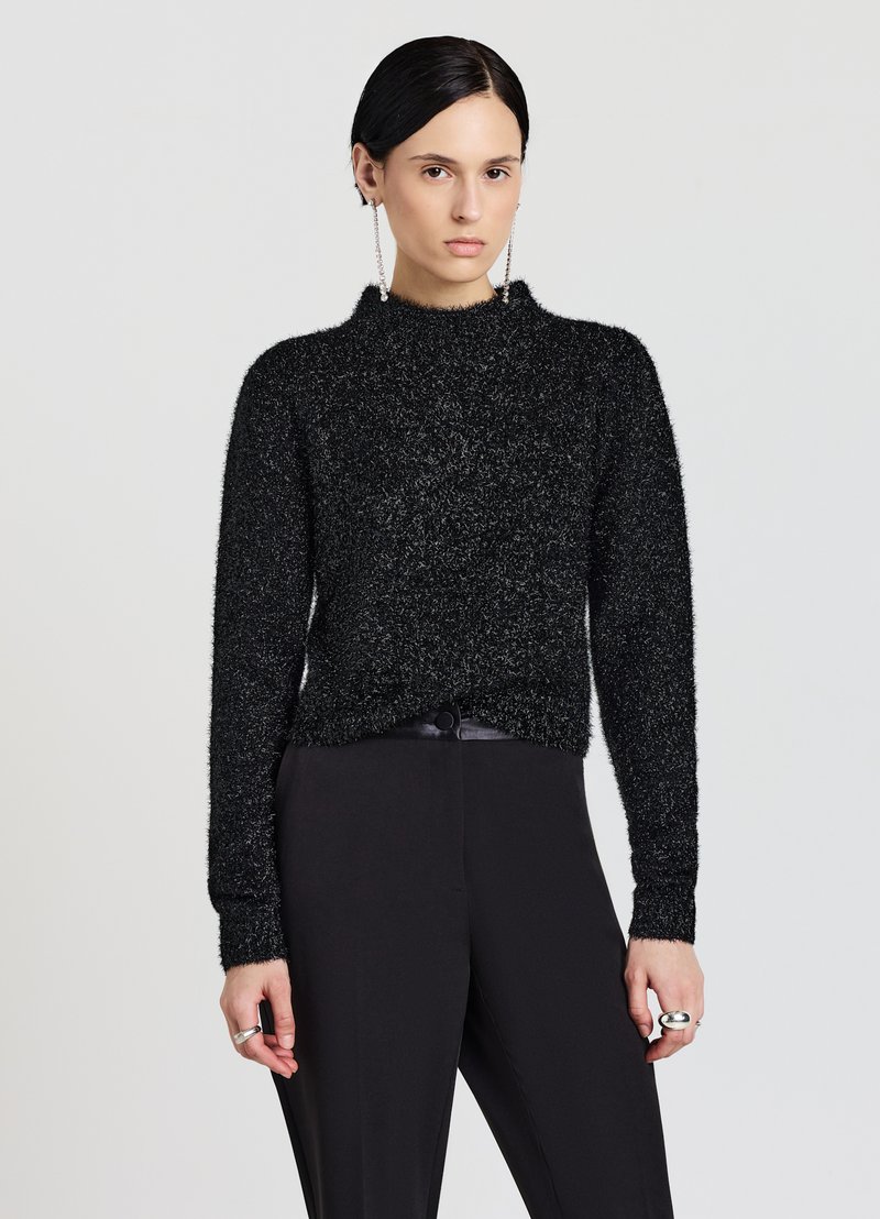 Schwarzer flauschiger Pullover mit hohem Kragen, langen Ärmeln und kurzem Schnitt. Weiche Textur mit leicht schimmerndem Finish.