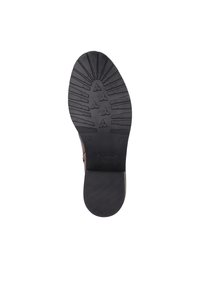 Semelle de chaussure noire en caoutchouc avec un motif de crantage texturé, présentant des rainures et des accents circulaires près du talon, marquée avec la taille et le logo de la marque.