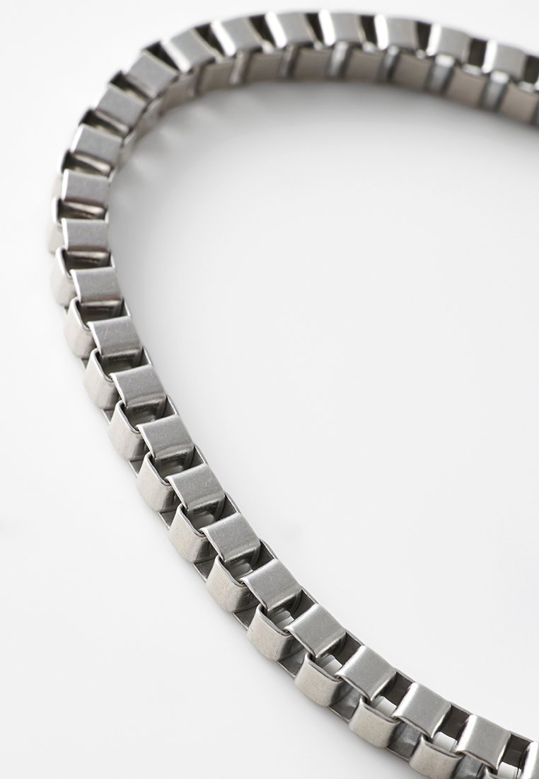 Silberner Metallkettenarmband aus quadratischen Gliedern mit polierter Oberfläche. Verfügt über eine glatte Textur und eine robuste Verarbeitung.