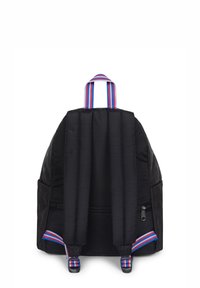 Zaino in tessuto nero con spallacci imbottiti e maniglia superiore. Presenta dettagli colorati con strisce rosse, bianche e blu. Tasca con cerniera sul lato.