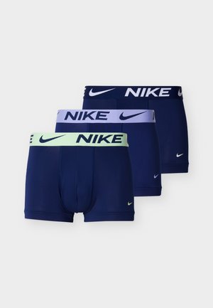 Tre par mørkeblå Nike boxer briefs med kontrasterende elastiske taljebånd i grøn, lavendel og mørkeblå, hver med Nike-logoen.