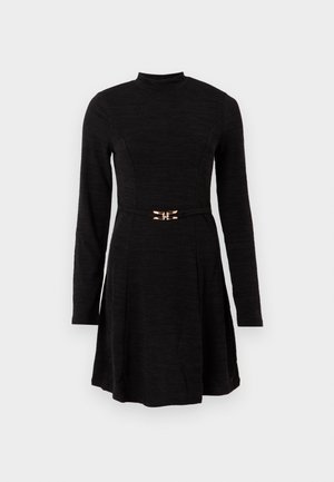 Schwarzes langärmeliges Kleid mit tailliertem Oberteil, ausgestellt Rock, Stehkragen und schmalem Gürtel mit einer kleinen goldenen Schnalle in der Taille.