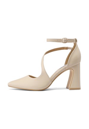 Scarpa con tacco alto in finta pelle beige, con punta affusolata, cinturino alla caviglia e tacco squadrato. Presenta un design con aperture nella parte superiore.