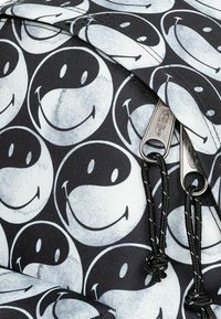 Eastpak DAY PAK'R S - Zaino - smiley yy black