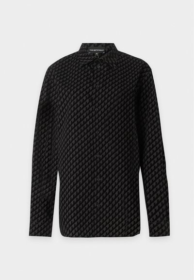 Chemise noire à manches longues boutonnée avec un motif pied-de-poule foncé et un col pointu, marquée d'une étiquette Emporio Armani à l'intérieur du col.