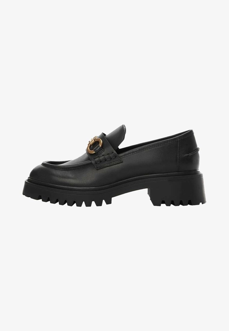 Mocassin en cuir noir avec semelle à crampons épaisse et boucle décorative dorée sur le cou-de-pied, vue de profil latéral.