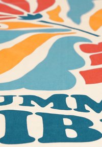 Kleurrijke stof met abstracte bladeren in rood, oranje en blauw op een crèmekleurige achtergrond, met vetgedrukte donkerblauwe tekst onderaan.