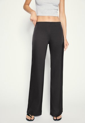PULL&BEAR, SATIN STRAIGHT-LEG - TROUSERS - Pantalon classique - black