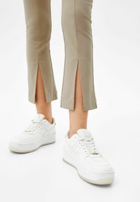 Bershka Tygbyxor - sand