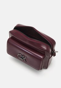 Calvin Klein RE-LOCK CAMERA BAG - Bandolera - oxblood