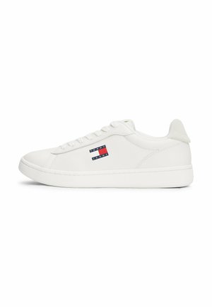 Baskets en cuir blanc avec lacets plats, bout rond et dos texturé. Présentent un logo bleu et rouge sur le côté extérieur. Semelle en caoutchouc.