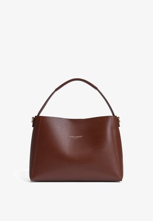 Sac fourre-tout en cuir marron avec une surface lisse, un dessus incurvé et une seule poignée. Présente un logo de marque embossé à l'avant.