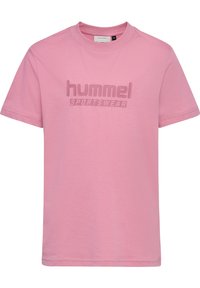 Lyserød kortærmet t-shirt lavet af bomuld med rund hals, prydet med et tekstureret "hummel SPORTSWEAR" logo i midten.
