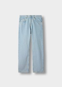 Lyseblå, rette denimjeans med frontlommer, beltehemper og knappelukking på hvit bakgrunn.