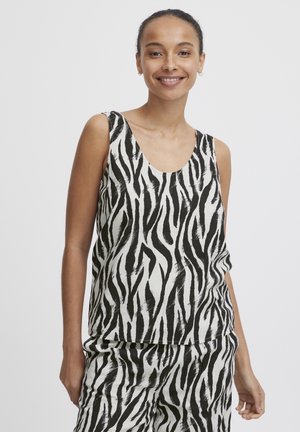 Zwart-wit zebra print tanktop met een ronde hals, gemaakt van een lichte stof; gecombineerd met bijpassende gestreepte shorts.