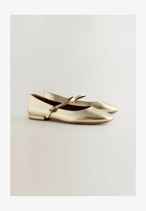 Guldmetallic balletflade med rund tå, ankelrem og lille blokhæl. Overdelen har en glat, blank finish.