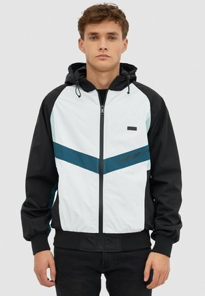 Chaqueta ligera con cremallera y capucha negra, cuerpo blanco y una franja diagonal en color teal. Presenta puños elásticos y un pequeño detalle de logotipo.