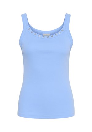 Camiseta sin mangas azul claro con canalé y escote redondo con adornos de ojales plateados.