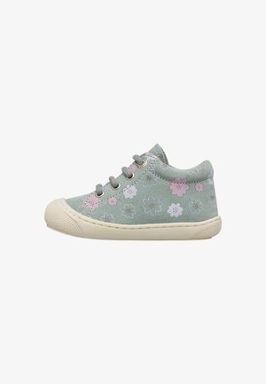Sneaker per bambino piccolo verde chiaro con motivi floreali rosa e bianchi, suola in gomma beige e lacci grigi, mostrato di profilo.